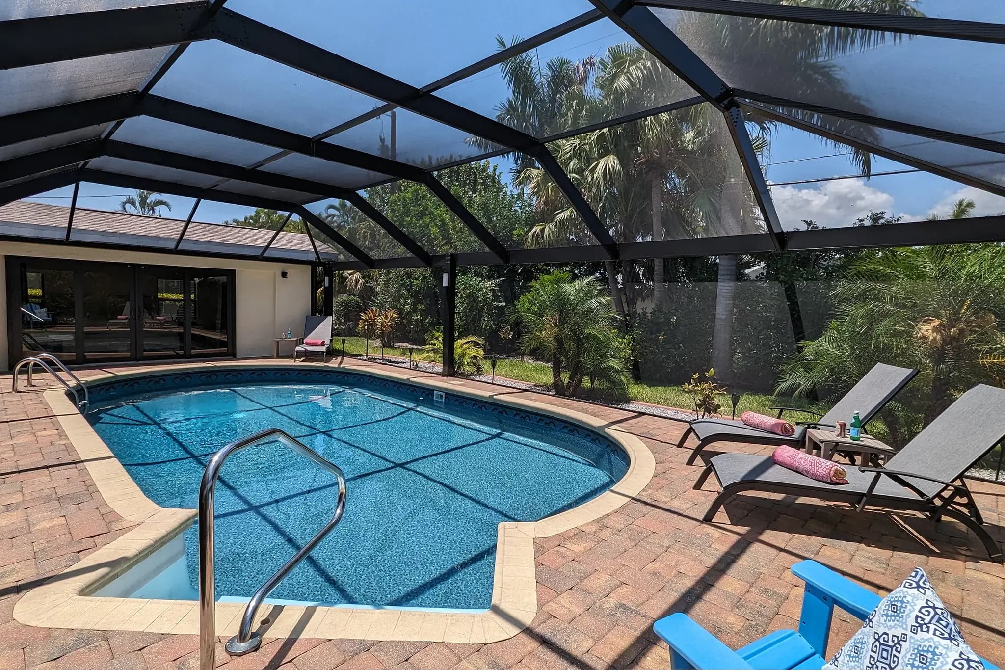 Beheizbarer Pool und überdachter Außenbereich der Villa Marcelina